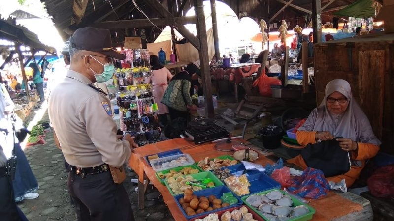 Wakapolsek Tanjung Raya, Iptu. Akhiruddin saat mengedukasi pedagang pasar tentang bahaya Covid-19